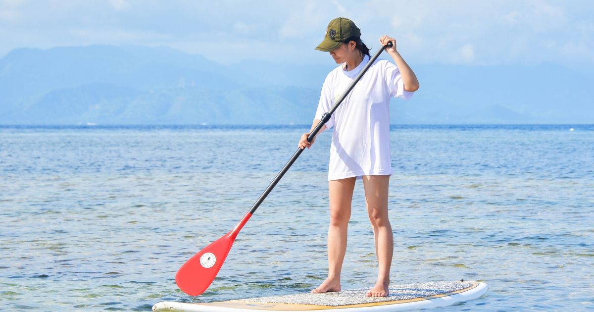 サップを漕ぐ女性