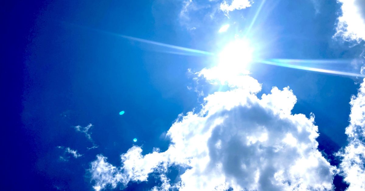 真夏の太陽と雲