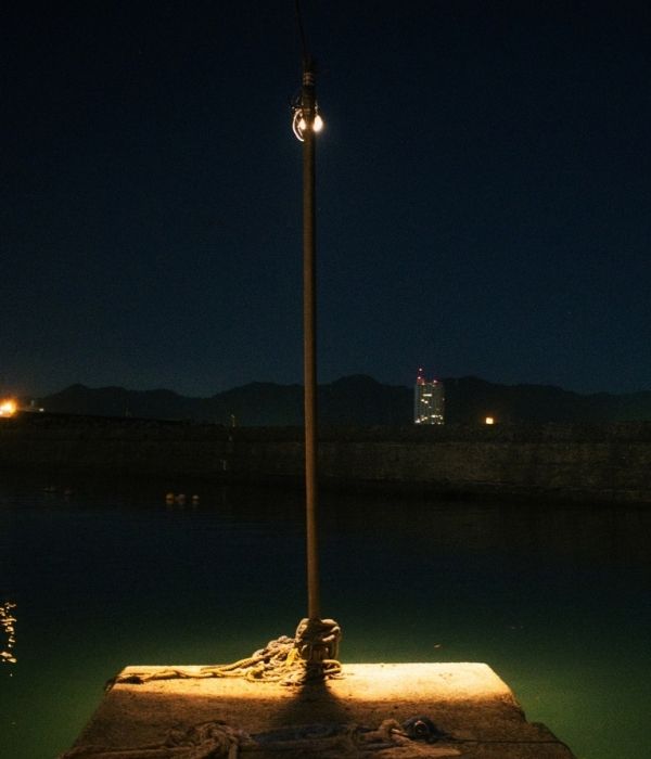 海　釣り場　常夜灯